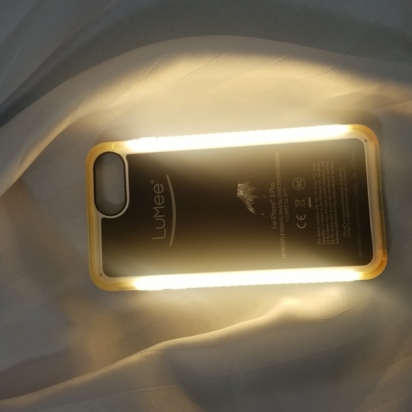 LUMEE LIMITED EDITION DOU SELFIE LED CASE FOR IPHONE 8 PLUS - Picture 3 of 7